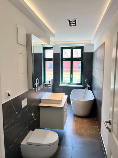Elegant und luxuriös *dunkles Parkett * Fußbodenheizung * Lichtbänder * Tageslichtbad * Aufzug * – luxuriöses Badezimmer