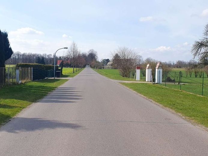 Freizeitgrundstück mit Bestandsbungalow in ländlicher Lage nahe Berlin – Foto 1