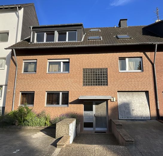 RHEINLAGE  4 PARTEIENHAUS  MIT GARAGE + STELLPLÄTZEN – Strassenansicht