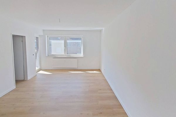 Renovated 1-Room Apartment with Balcony, Fitted Kitchen and Modern Shower Bathroom