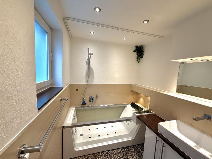Piso split-level de alta calidad con carácter de casa en una ubicación privilegiada de Junkersdorf – Badezimmer EG