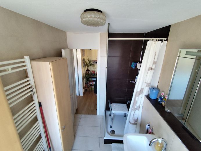 Badezimmer mit Dusche
