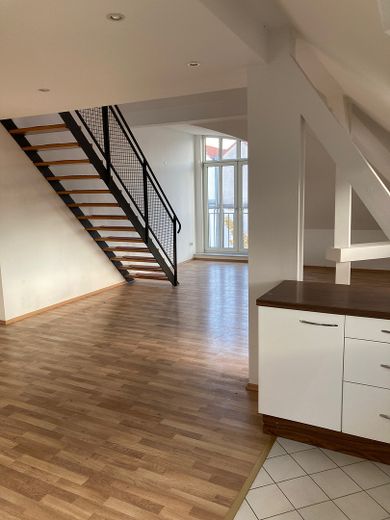 Loftfeeling auf 2 Ebenen, außergewöhliche & lichtdurchflutete Galeriewohnung – Foto 1