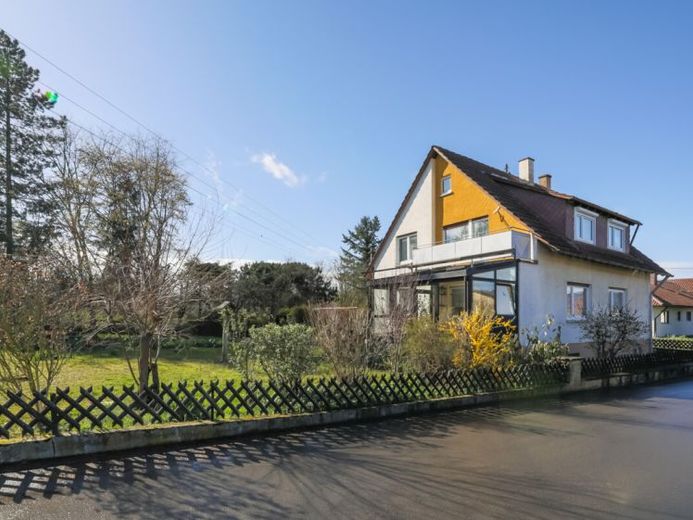 Sunny, well-situated two-family house with charm and character, large plot, double garage and conservatory! – Foto 1