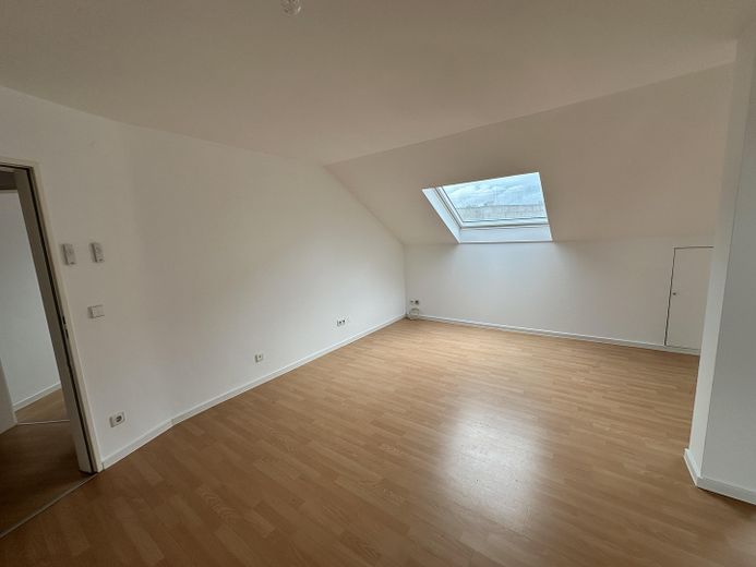 Bright 2-room attic apartment with fitted kitchen in a central location – Wohn- / Esszimmer