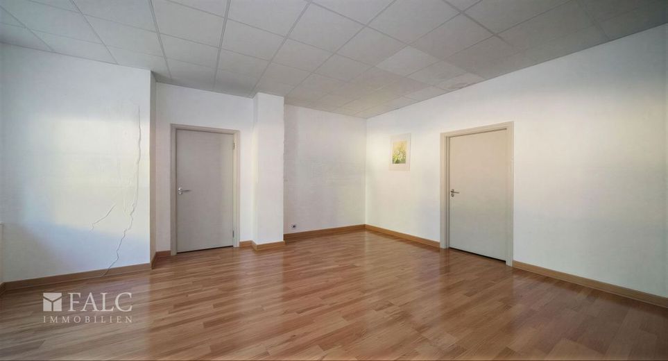 Geschäftsleute aufgepasst! Großzügiges Mietobjekt mit vielen Nutzungsmöglichkeiten - FALC Immobilien – Wohn- und Esszimmer leer