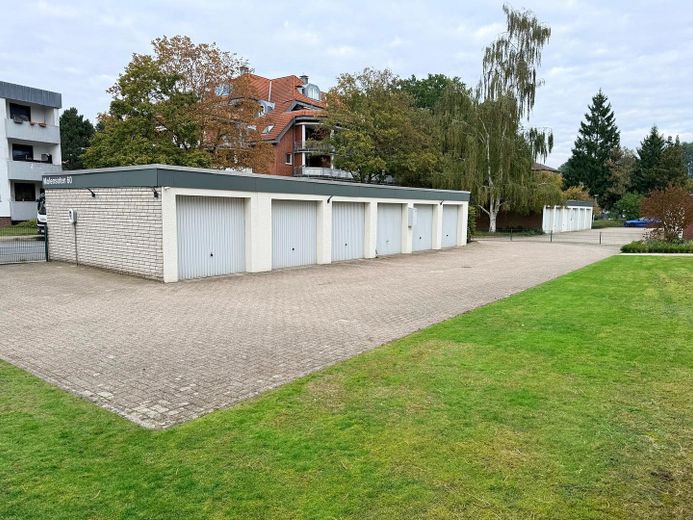 wunderschöne sonnige Wohnung mit Balkon im begehrten Stadtteil Voxtrup in Osnabrück – Garage, 3. von links
