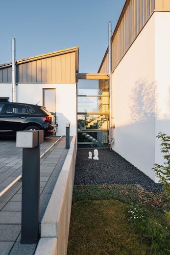 Freistehendes Einfamilienhaus bezugsfertig in unverbaubarer Südlage - Preis VB – Ansicht Westen