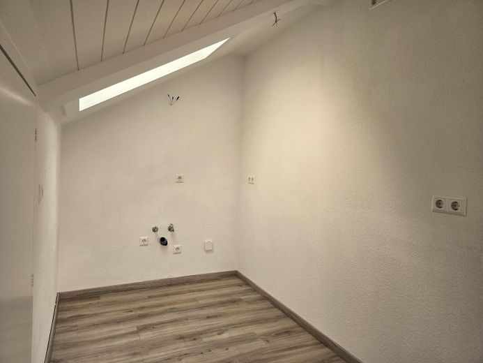 Schöne, helle DG-Wohnung mit großem Balkon – Foto 2