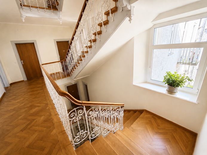 Kamienica w stylu secesyjnym w monachijskiej dzielnicy Westend: gotowa do zamieszkania i położona od strony spokojnego wewnętrznego dziedzińca – Treppenhaus (2.Etage)