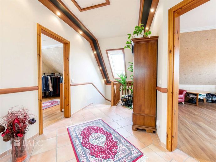 Gepflegtes, großes EFH mit schönem Garten + Zimmer mit wohnraumähnlichem Charakter im Keller – Flur Obergeschoss