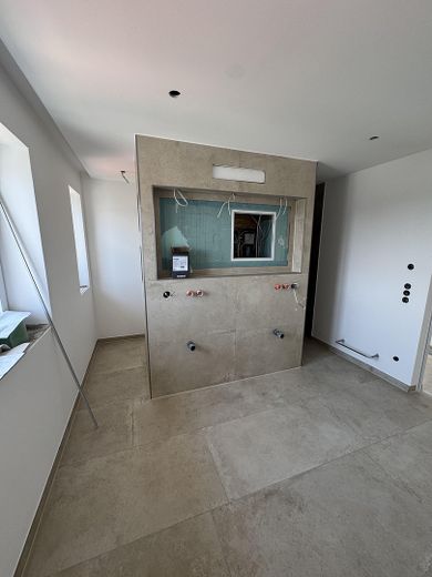 KfW40 + QNG: Im Herzen von Hauzenberg - Exklusives Penthaus mit Weitblick – Bad 1