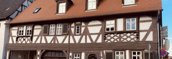 Traumhafte 3-Zimmer Dachgeschosswohnung im aufwendig sanierten Kulturdenkmal – Mayer´sche Haus von Aussen