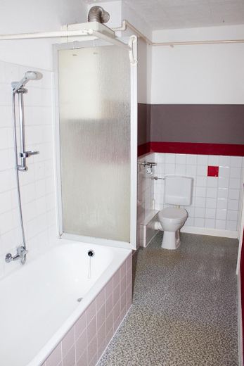 Preissenkung: Von Privat, 3 Zimmer mit 25 m² "Ausbaureserve" im DG zentrale Lage in FFM Höchst – Bad