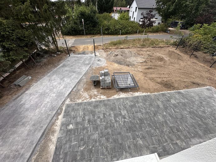 Terrasse vorn und Auffahrt