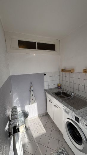 Leerstehende möblierte Wohnung nahe Innsbrucker Platz - direkt einziehen! – Spüle mit Waschmaschine