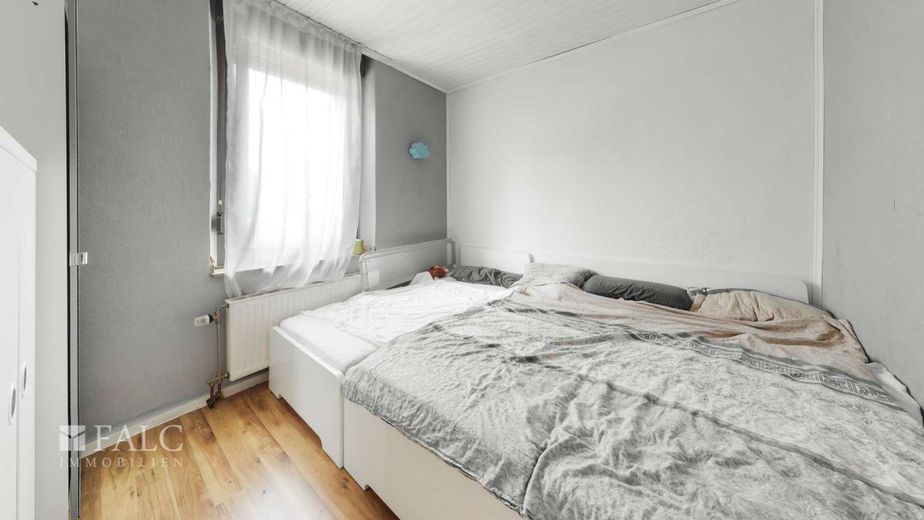 Gut erhaltener Altbau mit grossem Platzangebot – OG Elternschlafzimmer