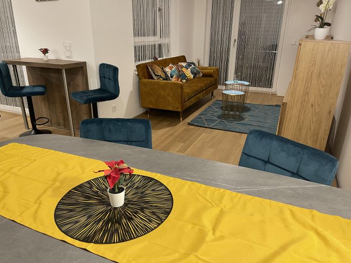 Voll möbliert, auch auf Zeit: exklusive 2-Zimmer-Gartenwohnung in Top-Lage in Freilassing – Essbereich
