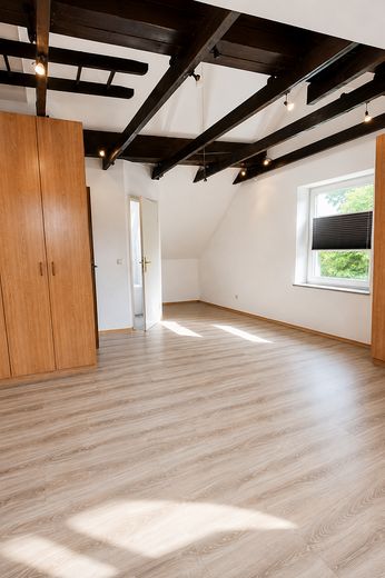 Lichtdurchflutetes Reihenendhaus in ruhiger Wohnlage von Hannover- Ricklingen – Studio; DG