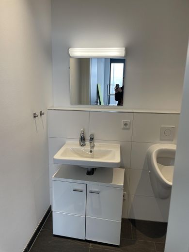 Moderno e attraente spazio ufficio nella zona sud-ovest di Maintal, ca. 140mq – WCs