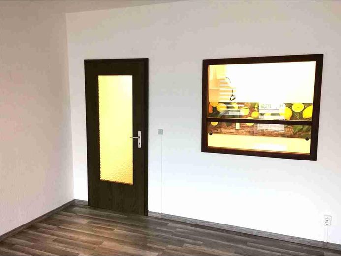 2-pokojowe mieszkanie z balkonem w Miśni, sprzedaż bez prowizji – Wohnzimmer mit Blick zur Küche