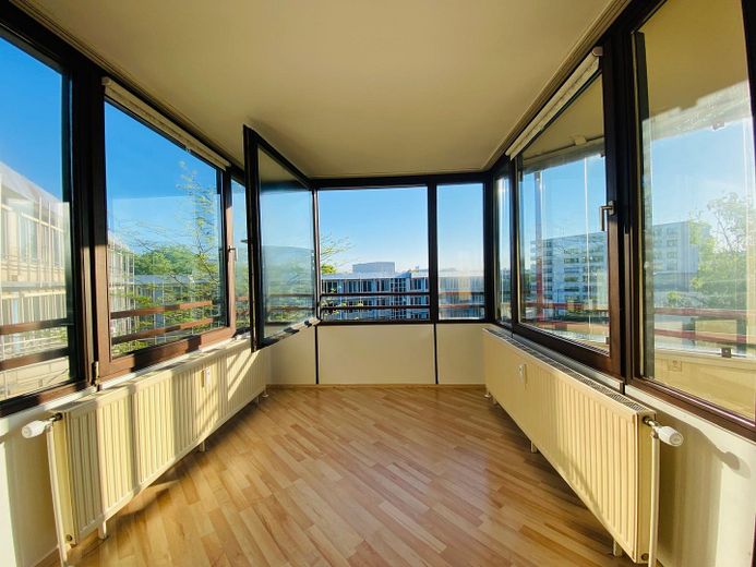 Helle 3-Zimmer-Wohnung mit Einbauküche & Aufzug & West-Loggia in München – Erker
