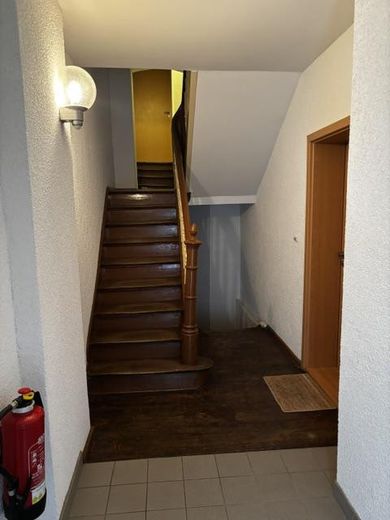 Helle 3-Raum-Wohnung mit großer Wohnküche, Kaminanschluss, Garten & Stellplatz – Treppenhaus