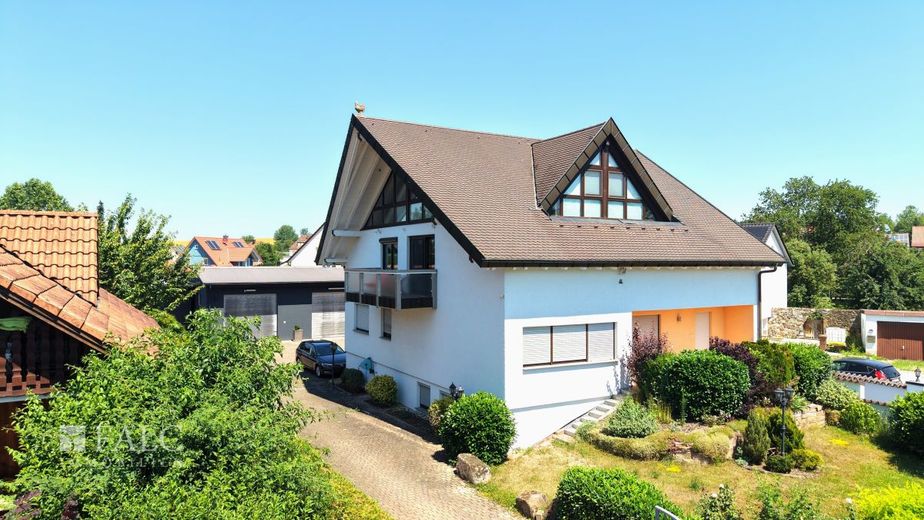 Traumhafte 5-Zimmer Maisonette-Wohnung mit offener Galerie und 2 Stellplätzen! - FALC Immobilien – gepflegtes 2-Familienhaus