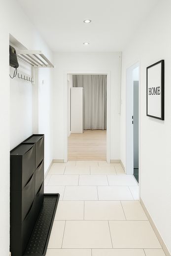 Appartamento ristrutturato con 2 locali, balcone e posto auto, arredamento opzionale – Flur
