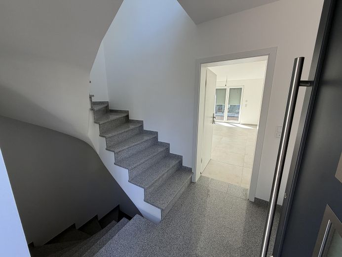 Erstbezug im Neubau – Stilvolle 2-Zimmer-Wohnung mit eigenem Garten und moderner Ausstattung – Treppenhaus