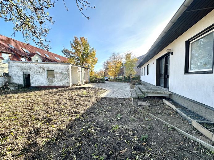 Winkelbungalow - großes Grundstück - Zentral in Giesen – Zuwegung