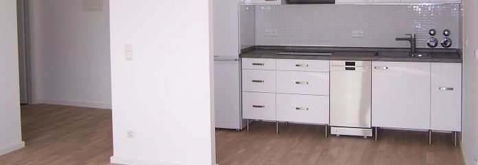 SCHWABING-WEST HELLE, MODERNISIERTE 2-ZIMMER-WOHNUNG MIT LOGGIA, SCHWIMMBAD UND GROSSER DACHTERRASSE – Blick zum Küchenbereich