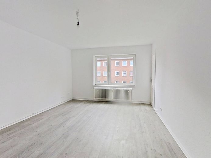 Die Blätter fallen, Ihre Miete auch: Helle 3-Zimmer-Wohnung mit Balkon – Ansicht I: Wohnzimmer