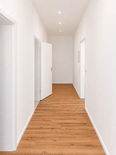 Kernsanierte 4-Zimmer-Wohnung mit moderner Einbauküche in zentraler Lage – Flur