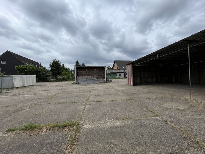 Gewerbegrundstück 2.635 m² mit Büro, Sozialräumen & Unterstellflächen – Foto 4