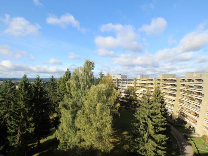 VS-Villingen - Kopsbühl में बालकनी और लिफ्ट वाला 1,5-कमरों का अपार्टमेंट – आंगन के धूपदार दृश्य के साथ कॉम्पैक्ट निवेश – फोटो 1