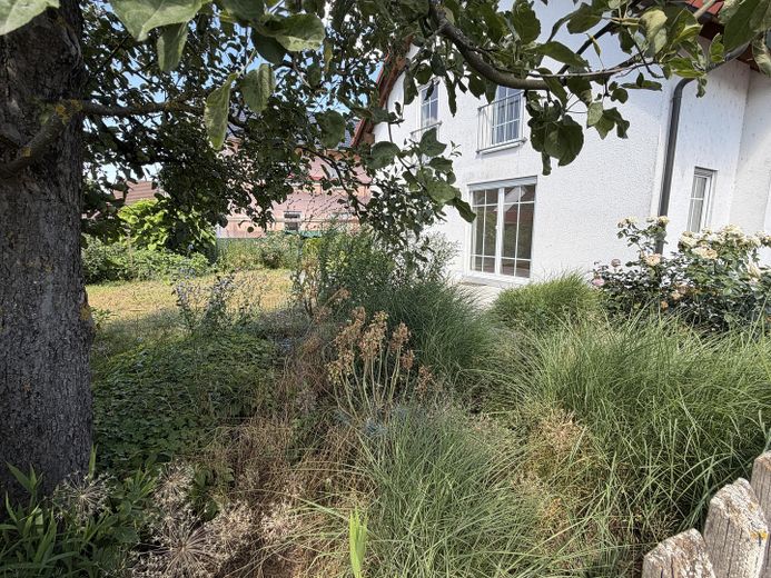 1-gezinshuis in 93333 Neustadt/Do (bj 2003), 120m² woonoppervlakte, 532m² grond en dubbele garage – eingewachsener Garten