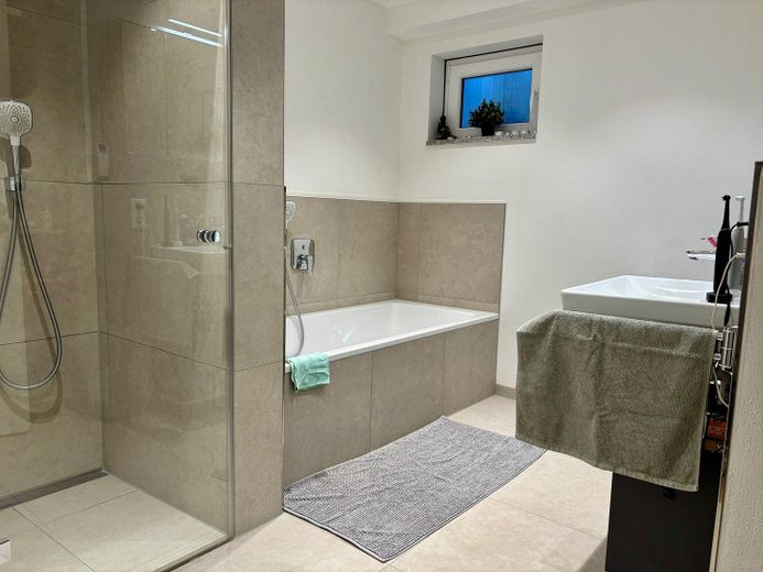 Luxuriöse 2 Zimmer Wohnung mit EBK in Olching – Großes Badezimmer