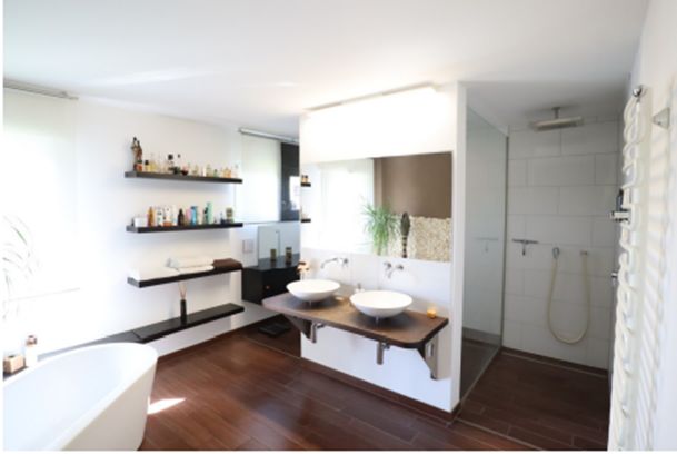 Einfamilienhaus (freistehend) mit Einliegerwohnung – Badezimmer EG