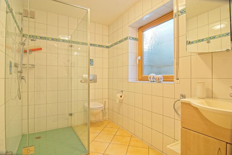 Prestigious A+ country house with in-law apartment on park-like grounds – UG Duschbad
