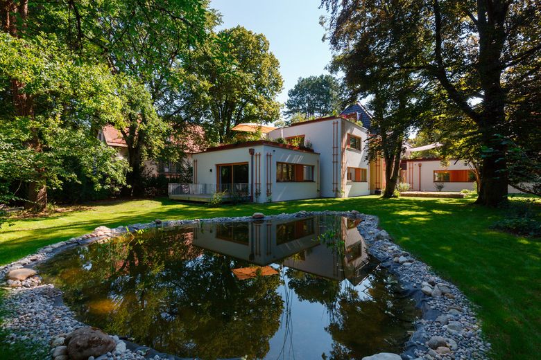 Helle ruhige Wohnung im Park mit großem Süd-West-Nord-Balkon – Blick vom Teich auf Terrasse