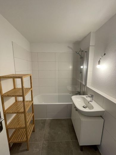 Großzügige 2,5-Zimmer Wohnung mit Einbauküche zentral in Kempten – Bad