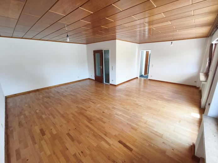 Großzügige Erdgeschoss Wohnung mit Garten und Garage – Wohn- / Esszimmer