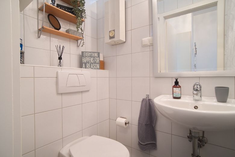 Bella camera con bagno con doccia, disponibile per affitto flessibile, buone possibilità di parcheggio, breve tempo di percorrenza per il centro città – 66169e8a9f3474ba1db3c974103708a767fa0dd1.jpg