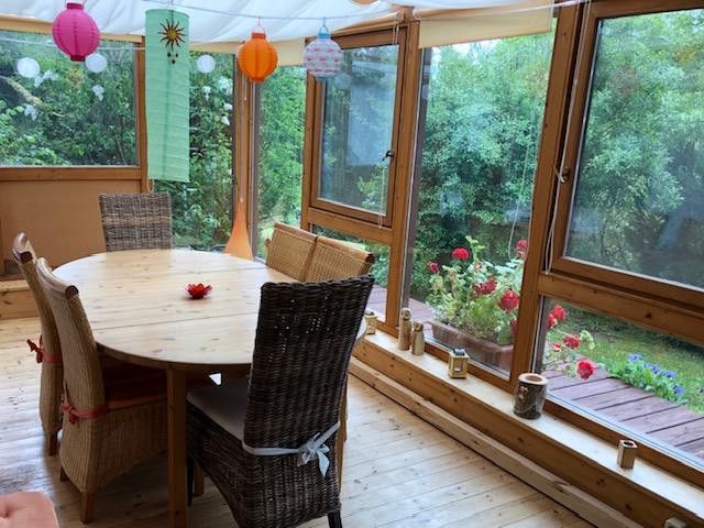 Sonnige Einlieger-Wohnung mit Gartenanteil und kompletter Einbauküche – Wintergarten +Zentralheizun
