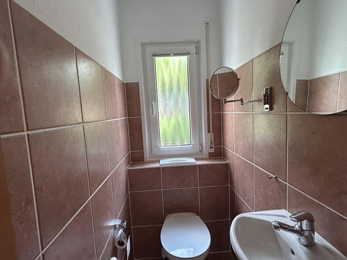 3,5Zi-Maisonette-Wohnung,2Garagen,Balkon,Küche,Kamin,GästeWC,Niedernhausen,Schäfersberg. – EG Gäste-WC