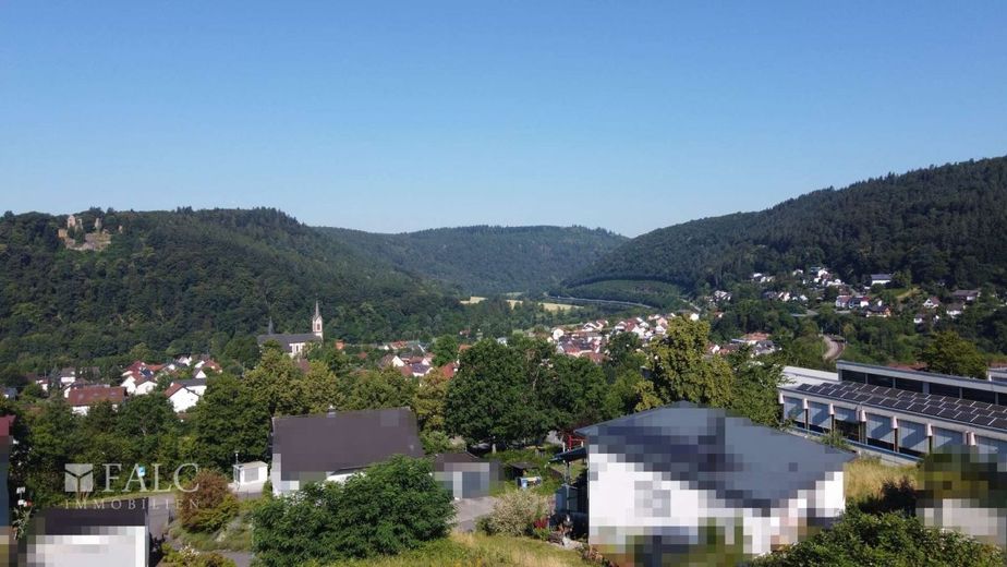 Sonniges Hanggrundstück mit traumhafter Aussicht – Außenansicht