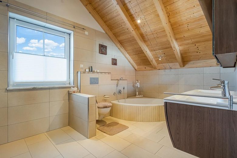Helles Bad mit Dachschräge