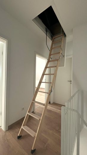 Ruhe mit Blick über Felder: Exklusives wohngesundes Plusenergie-Doppelhaus, S-Bahn fußläufig – Zugang Spitzboden