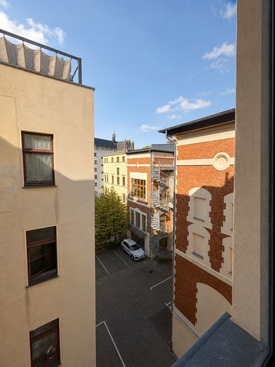 Erstbezug nach Sanierung: Großzügige 2-Zimmer-Altbauwohnung mit Balkon, Aufzug & Einbauküche am Dom – Ausblick Richtung Dom